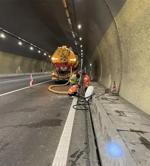 措勤隧道排水渠清淤